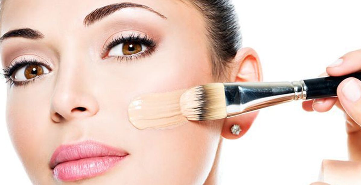 تخلصي من الخطوط الرفيعة والتجاعيد بأقل من 3 ثوانٍ بفضل هذه الخدعة في كريم الاساس!