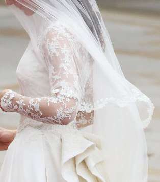 الدانتيل على أكمام فستان كيت