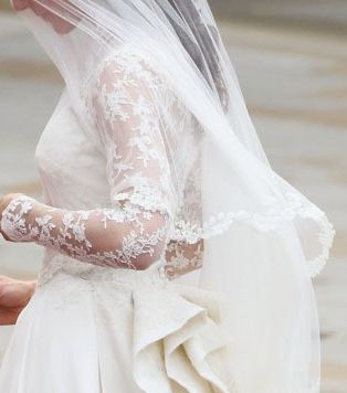 الدانتيل على أكمام فستان كيت