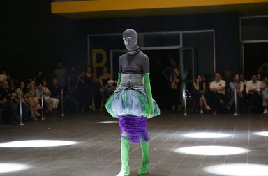 عرض أزياء في جامعة الألبا