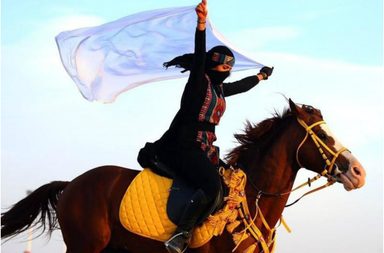 فارسات سعوديات يستعرضن مهاراتهن في ركوب الخيل على ساحة سوق عكاظ 
