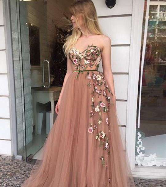 فستان التول والورود