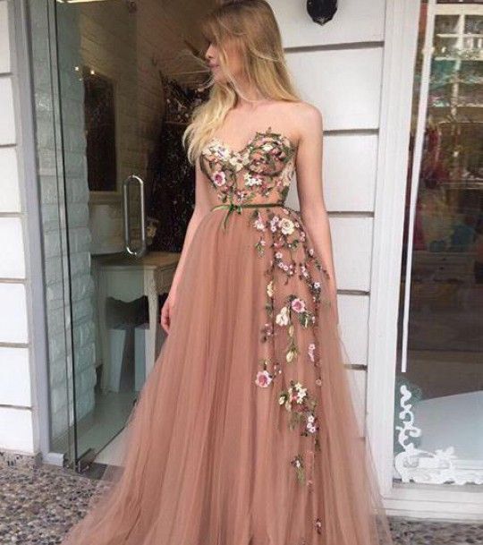 فستان التول والورود