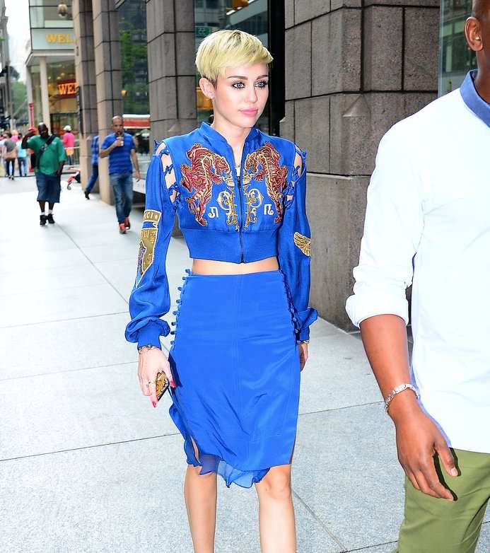 التوبات القصيرة لا تغيب عن إطلالات مايلي سايرس