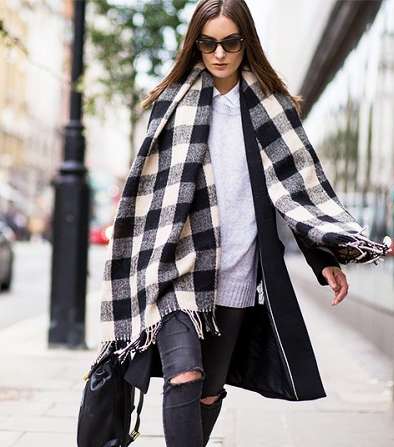 لاطلالة انيقة مع الجينز الممزق، نسقي الشال المقطع