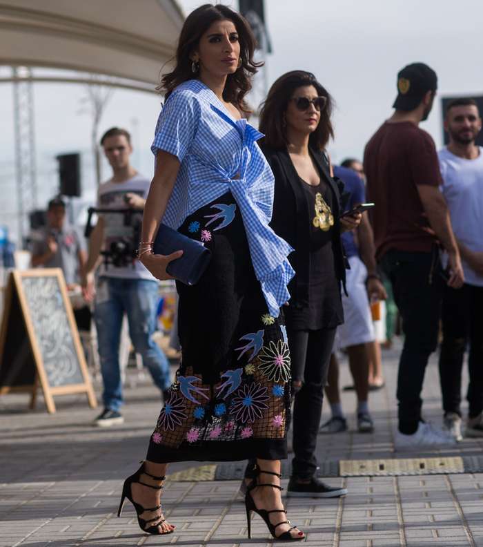 موضة التنورة الطويلة المطبعة بالأشكال مع القميص بالقصة غير المتساوية في اليوم الثاني من فاشن فوروورد