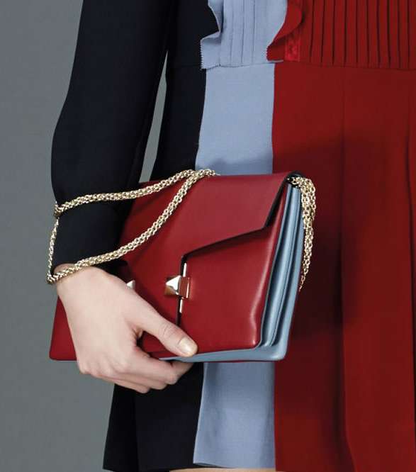 تالقي بحقائب فالينتينو من مجموعة Pre Fall 2015