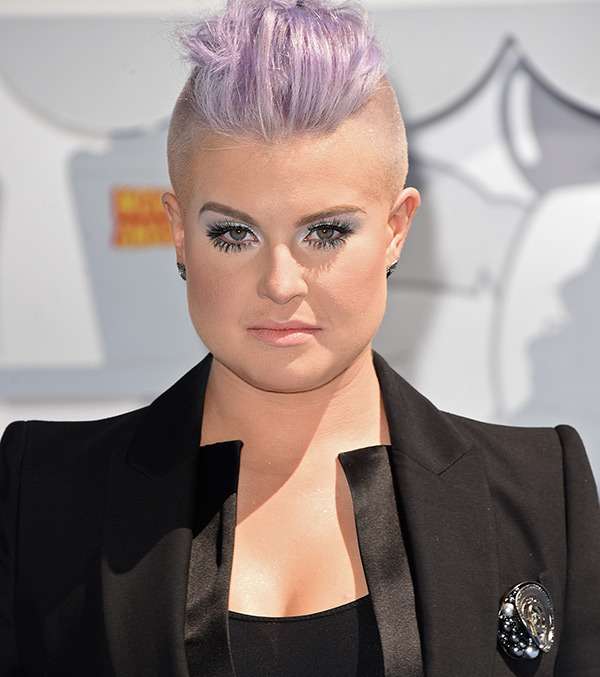 كيلي أوزبورن..حليقة الرأس من الجانبين 