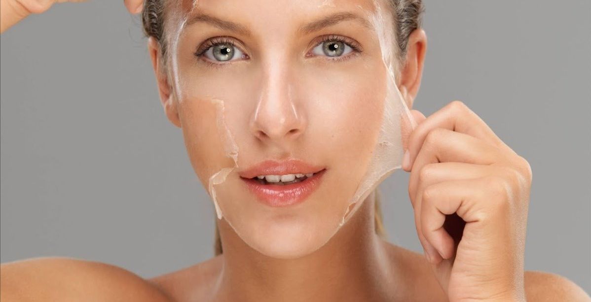 سبب وجود قشرة في الوجه وعلاجها