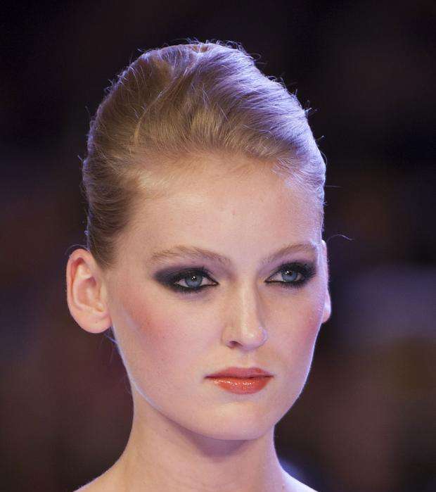 Stephane Rolland والماكياج القوي المشّع 