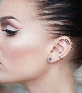 الضوء يحيط بألوان ماكياج عينيك