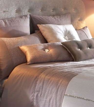 غطاء سرير بيج وبرونزي مرادف للأناقة الملكية