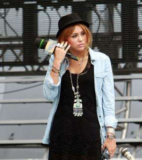 miley-cyrus-clog-trend-11-6-7-2011