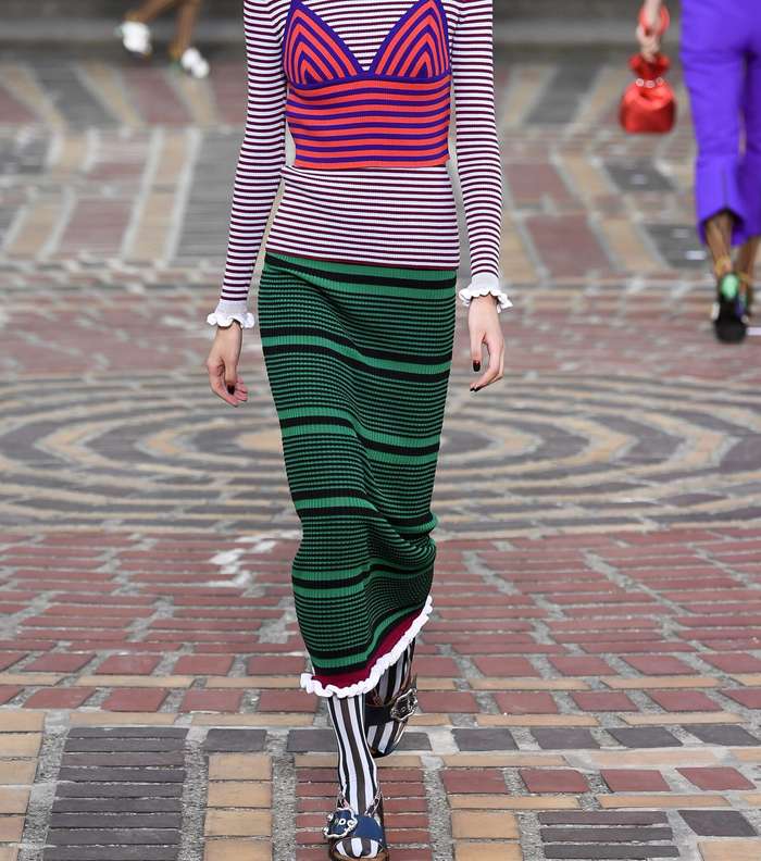 قماش الـ Knitwear المقلم مع التوب باسلوب حمالة الصدر فوق الكنزة الضيقة من كينزو لربيع وصيف 2018