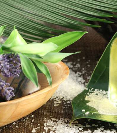 زيت الخروع لا يعتني فقط بالشعر، بل إنّ غناه بالأحماض الدهنية يجعله مرّطب مثالي للبشرة