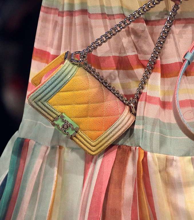 حقيبة البوي المموجة بالالوان من CHANEL كروز 2017