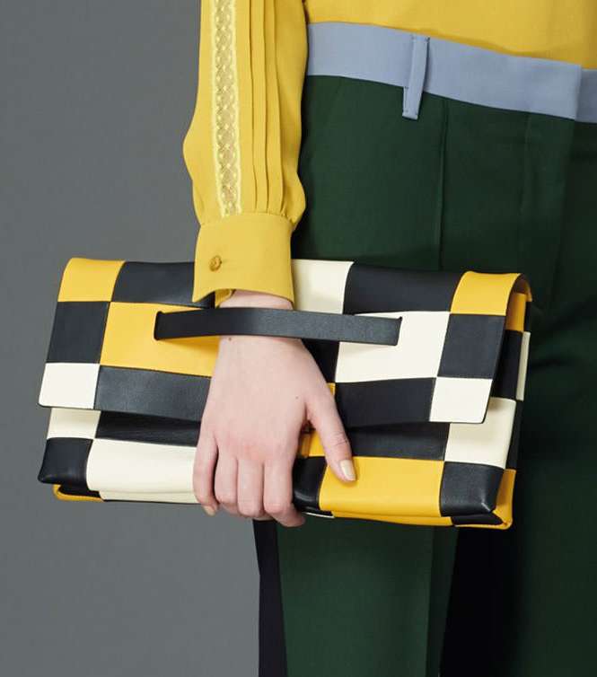 تالقي بموضة الحقائب المقطعة من مجموعة فالينتينو Pre Fall 2015