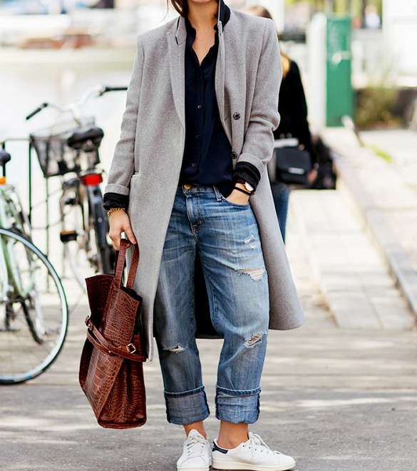 لاطلالة انيقة، ارتدي الجينز الممزق مع المعطف الطويل