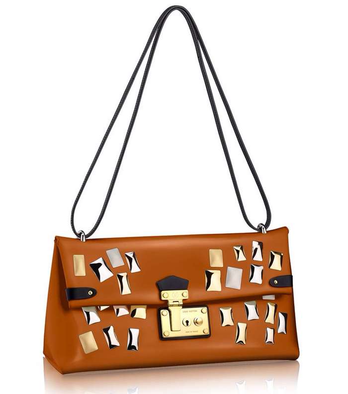 اليك حقيبة STUDDED SAC TRIANGLE BAG من لويس فويتون لشتاء 2016
