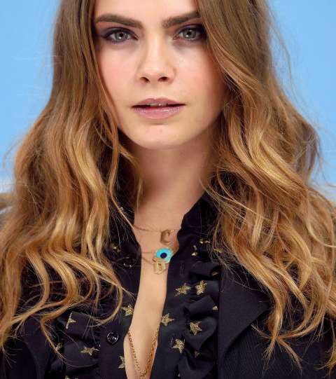 تسريحة الشعر المموّج مع كارا ديليفينفي Paper Towns Photo Call