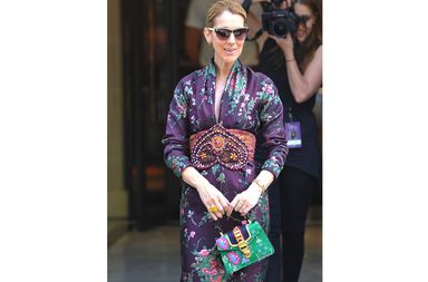 سيلين ديون ترتدي حقيبة Sylvie من غوتشي