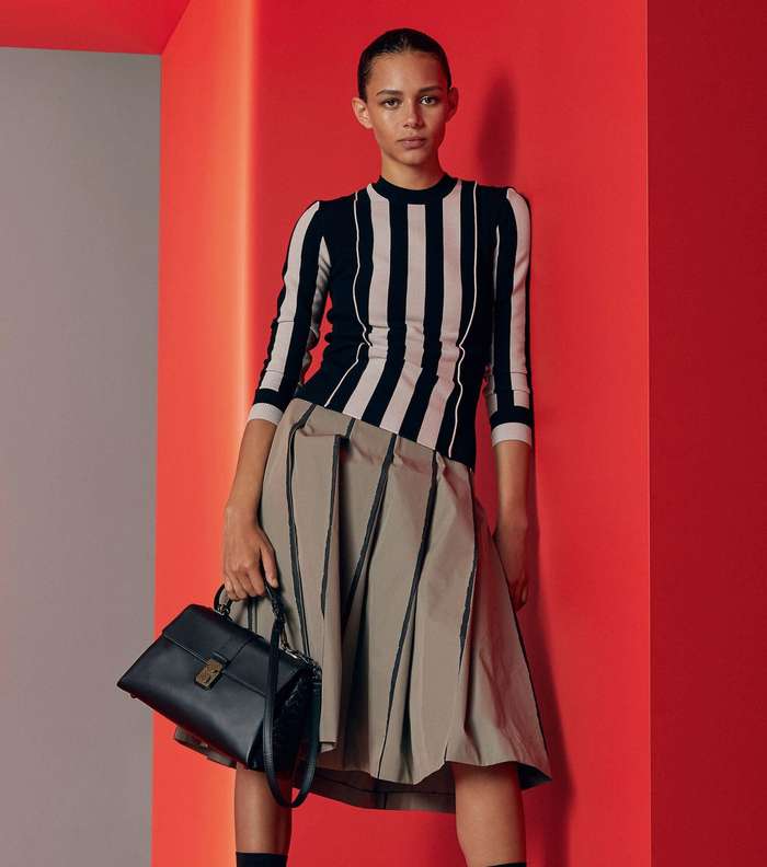 التنورة المثنية مع التوب المقلمة من بوتيغا فينيتا Resort 2018