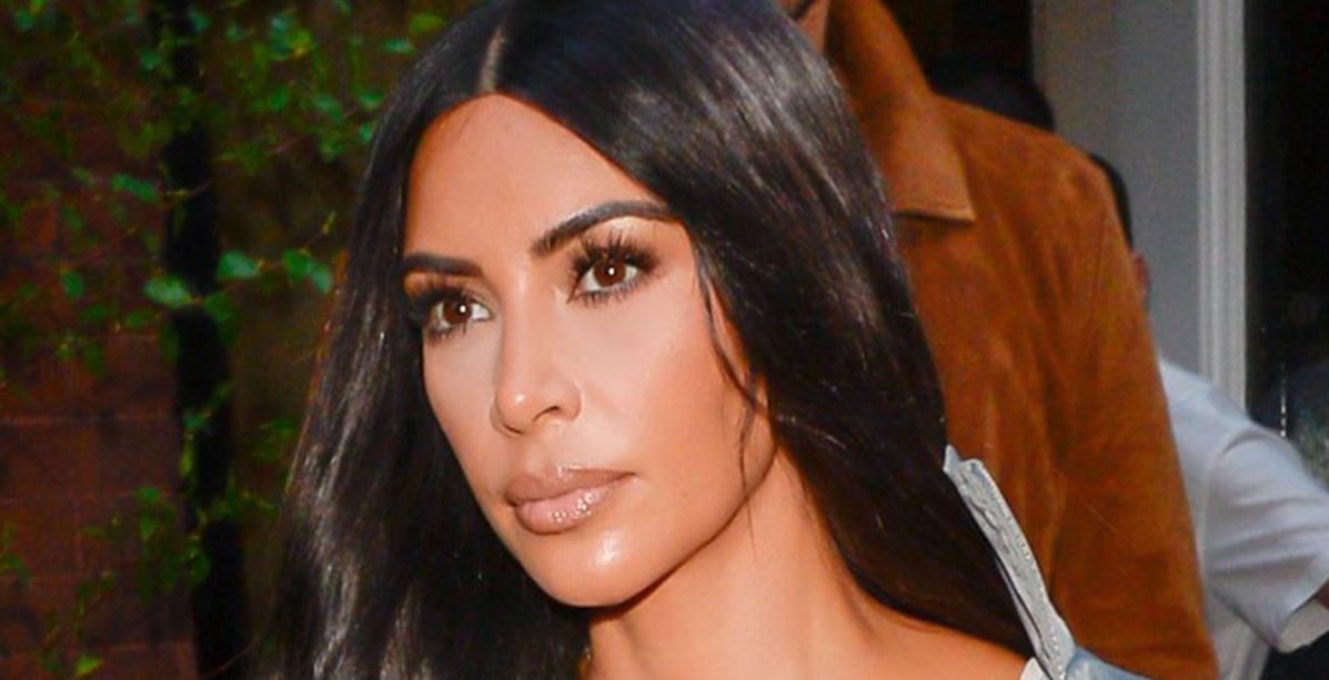 ملابس كيم كارداشيان وعلاقة زوجها بملابسها