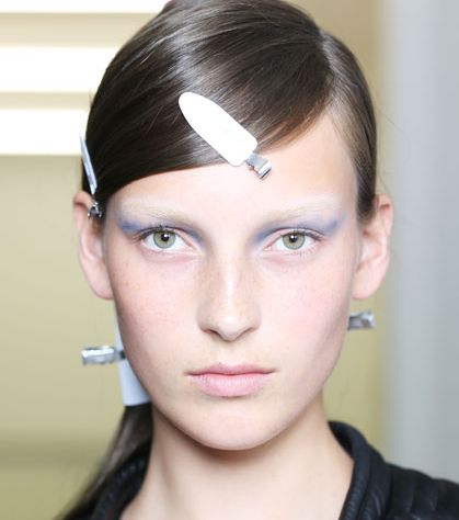 ظلال عشوائيّة على الجفون مع Prada