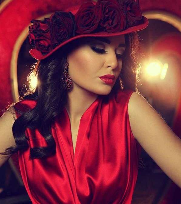 ماكياجها الأحمر في عيد الحب العام الماضي 