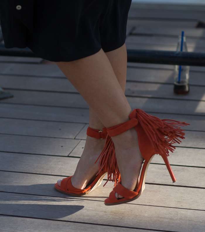 موضة الكعب العالي المزين بالشراشيب في شوارع دبي في اليوم الثاني من فاشن فوروورد