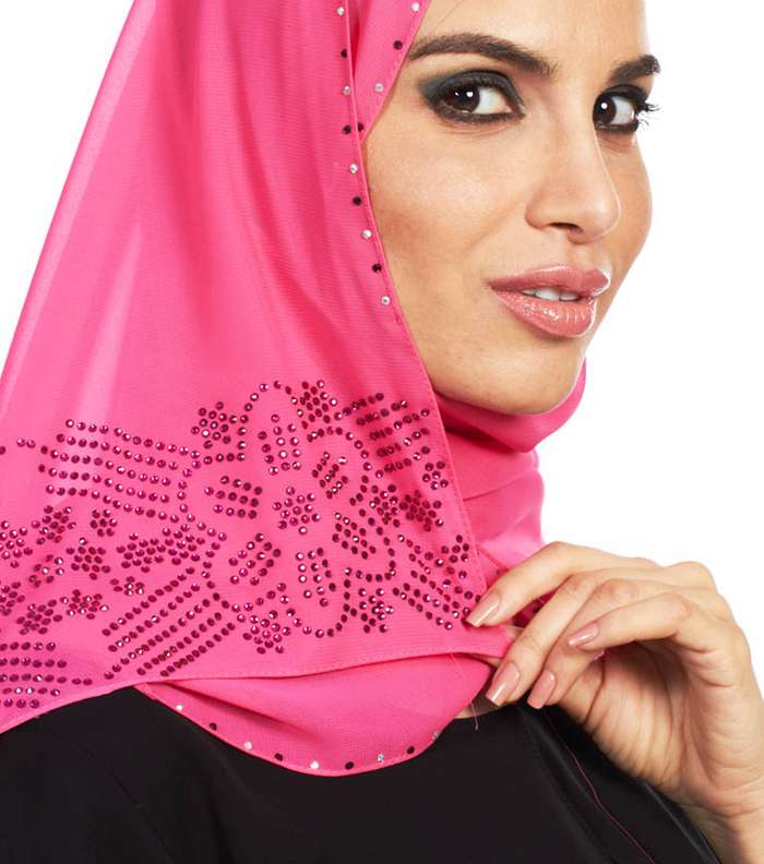 للمرأة المحجبة: اختاري ملابسك بالألوان الكلاسيكية إذا كان حجابك بلون النيون