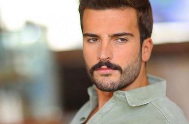 عارض الأزياء السعودي مهنّد الحمدي: وسامة تحقق إنجازا عالميا