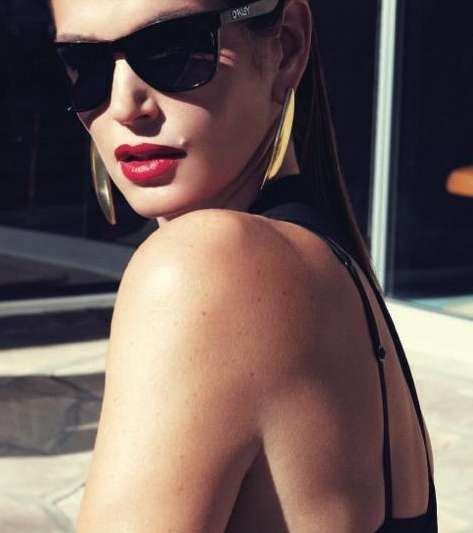 الإطلالة المبللة أجمل بأحمر الشفاه الأحمر