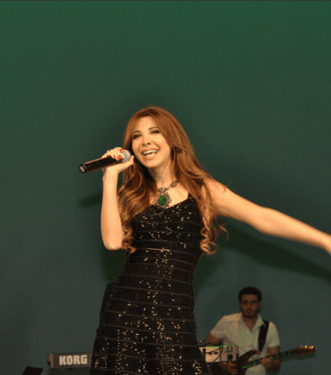 صور نانسي عجرم تغني للأطفال في مهرجان