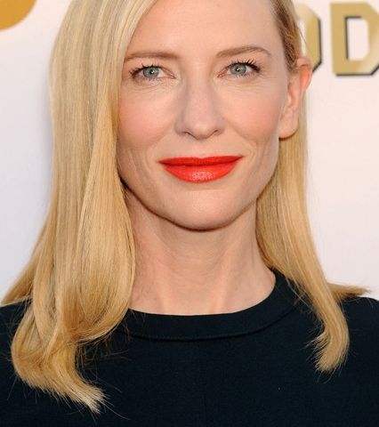 أحمر الشفاه البرتقالي في Critics' Choice Awards