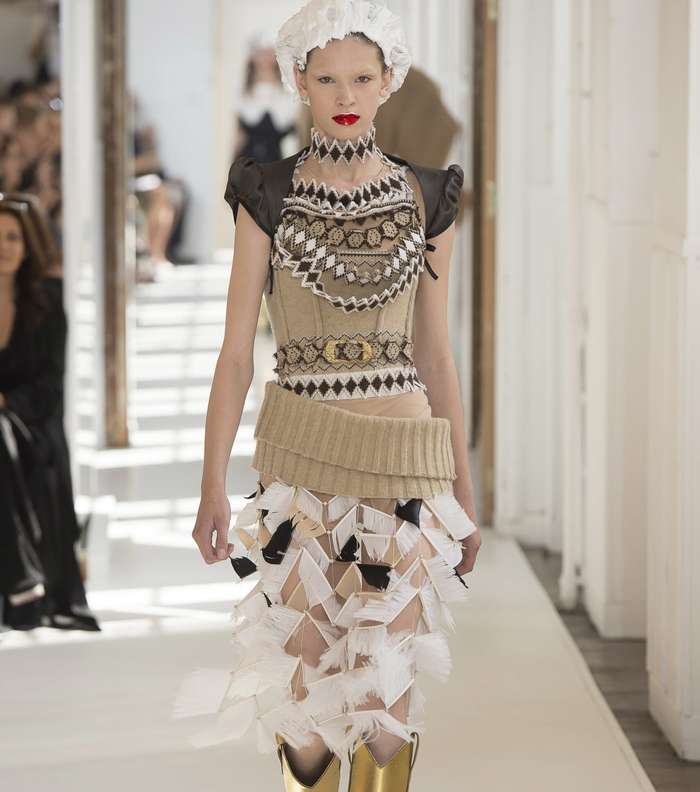 فستان الصوف المزين بالريش من Maison Margiela