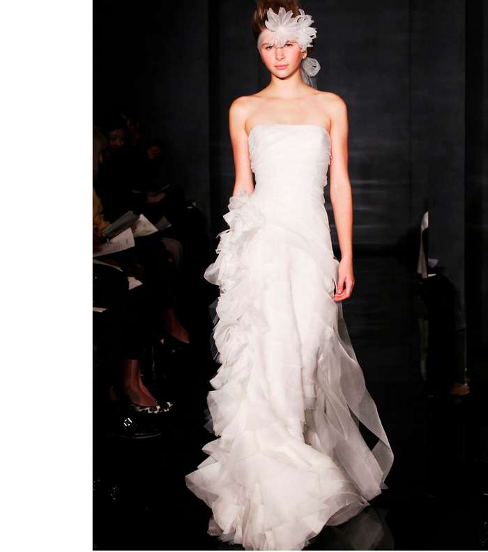 الأنوثة والأناقة في فساتين أعراس ريم عكرا لخريف 2012