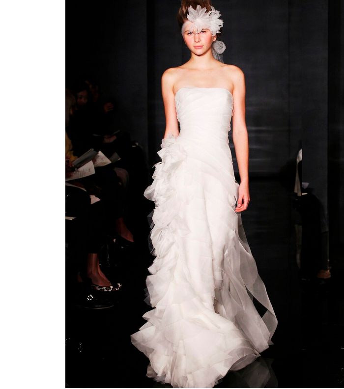 الأنوثة والأناقة في فساتين أعراس ريم عكرا لخريف 2012