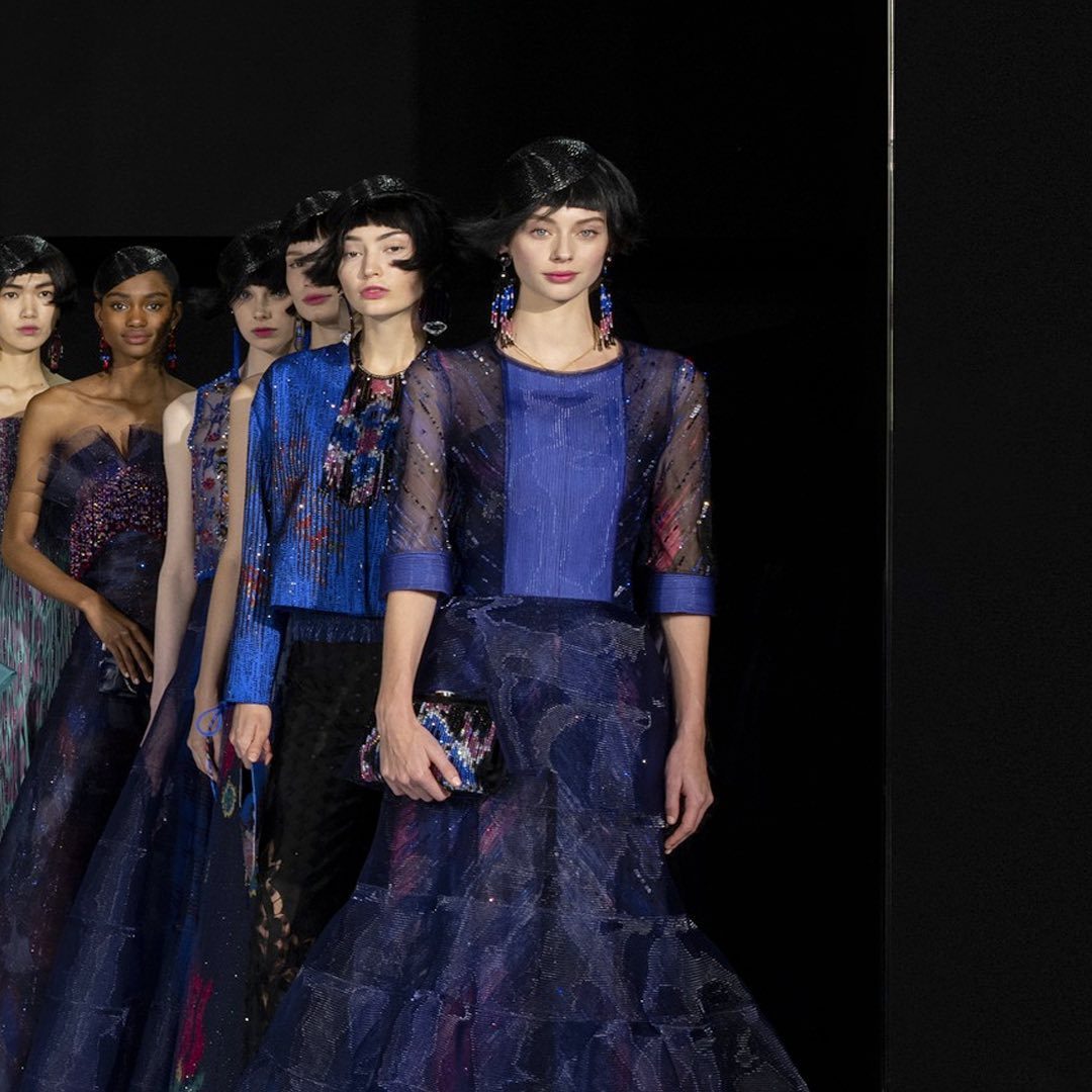 أقمشة Ikat تزيّن فساتين Armani Prive