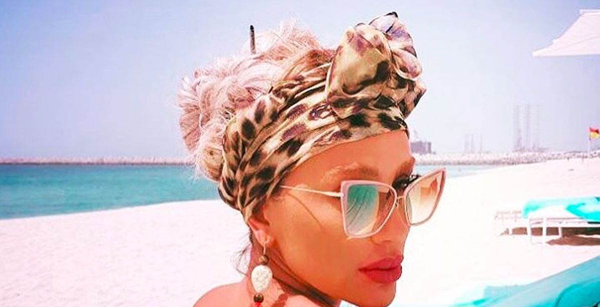 مايا دياب تستعرض ساقيها على الشاطئ والجمهور يسخر من أصابع قدميها!