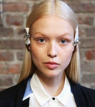 DKNY أولى الأهميّة لأكسسوارات الشعر الغائبة إلى حد ما.