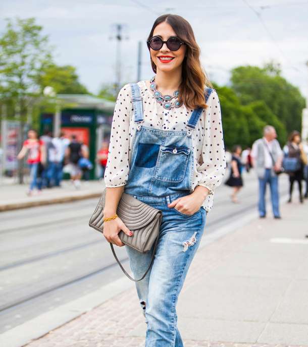 Jumpsuit الجينز موضة في شتاء 2014، فارتديه مع قمصان الشيفون المطبّعة
