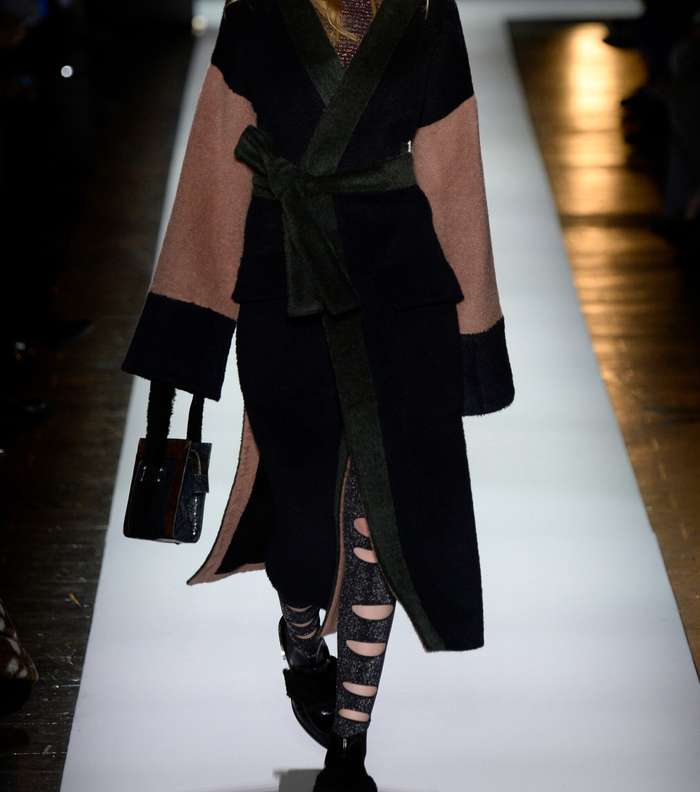موضة المعطف باسلوب الروب من BCBG لشتاء 2017