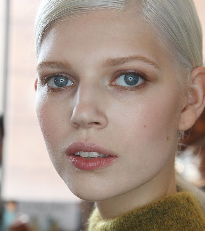 Jason Wu مع الإطلالة الطبيعية المزينة بالبلاش الزهري 