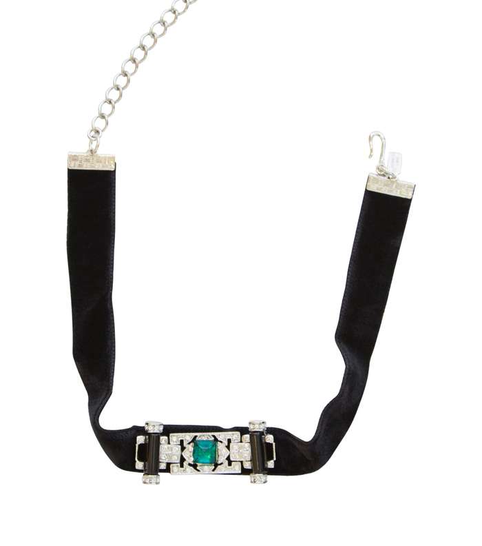 عقد التشوكر من Kenneth Jay Lane من متجر بلومينغديلز لاطلالة العيد