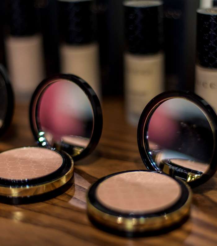 لمحات أولى لمجموعة مكياج Gucci وراء كواليس عرض Harvey Nichols