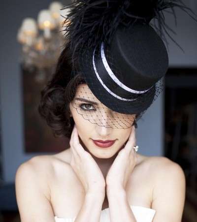 الأحمر قد يكسر كلاسيكيّة الماكياج الناعم