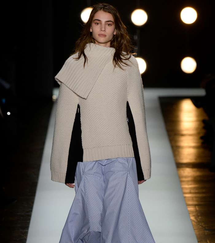 موضة الكنزة بقبة العنق غير المستقيمة من BCBG لشتاء 2017