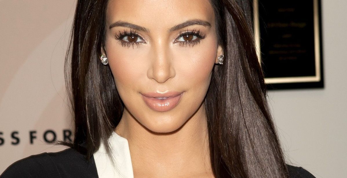 كيم كاردشيان تحارب تجاعيد العينين بـ 3 عادات يومية