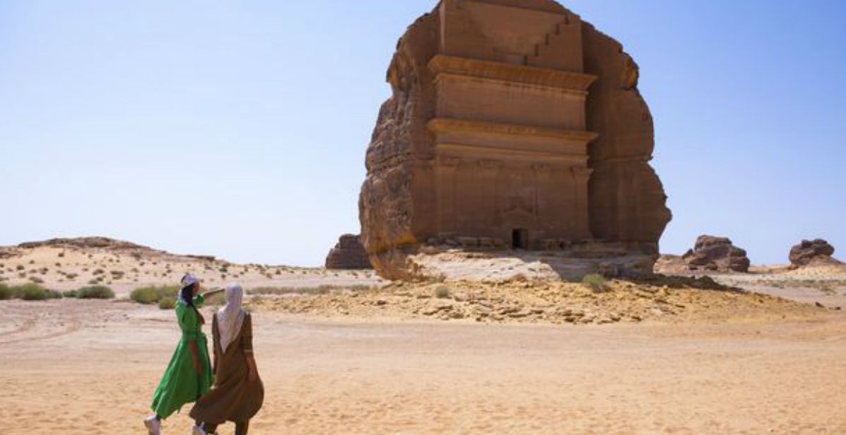 السائحات الأجنبيات بدون عباءة واللباس المحتشم مطلوب